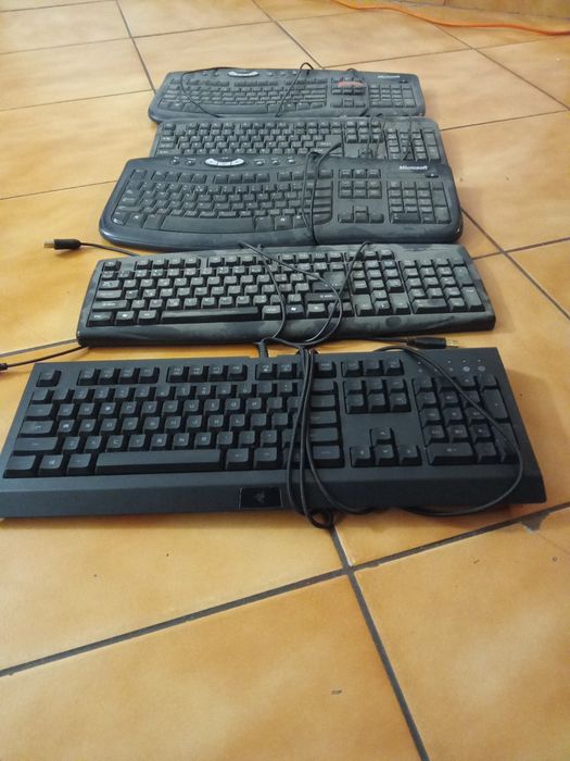 Vând tastaturi de la 50 lei la 80 și 3 monitoare