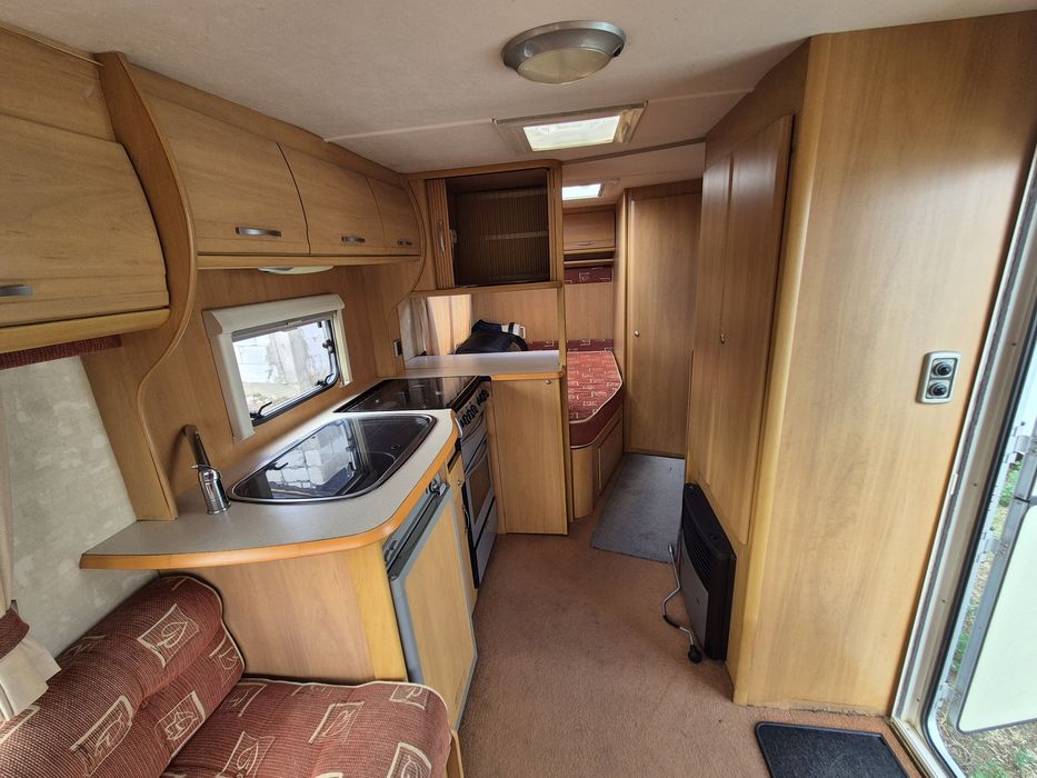 Rulota Swift Carisma 2006 4/5 locuri