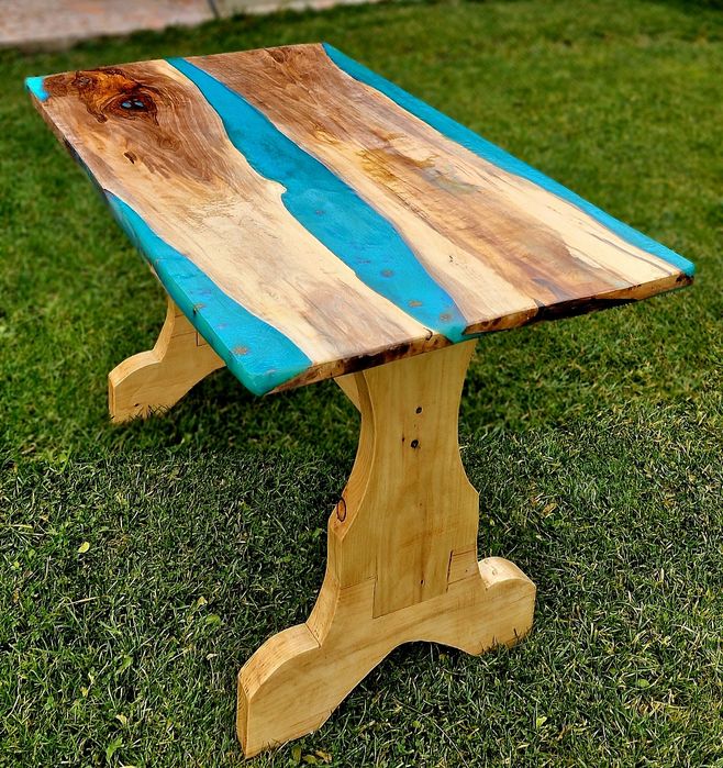 Masă unicată din lemn de nuc si răsină epoxidică