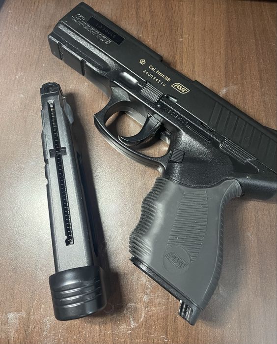 Pistol airsoft CO2