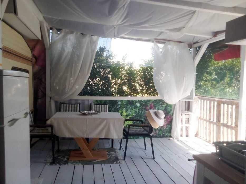 Продавам обз. каравана с веранда до плаж в Кариани. 8000 евро.