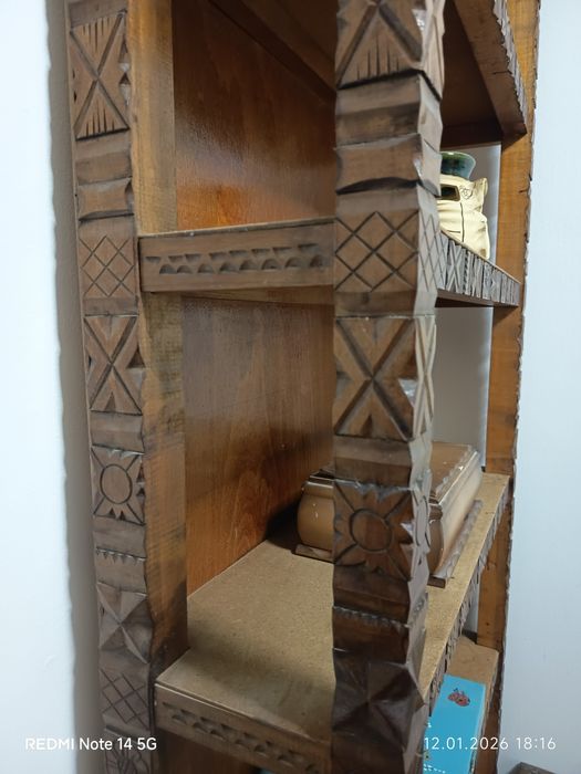 Mobilă  rustică din lemn masiv, sculptată,