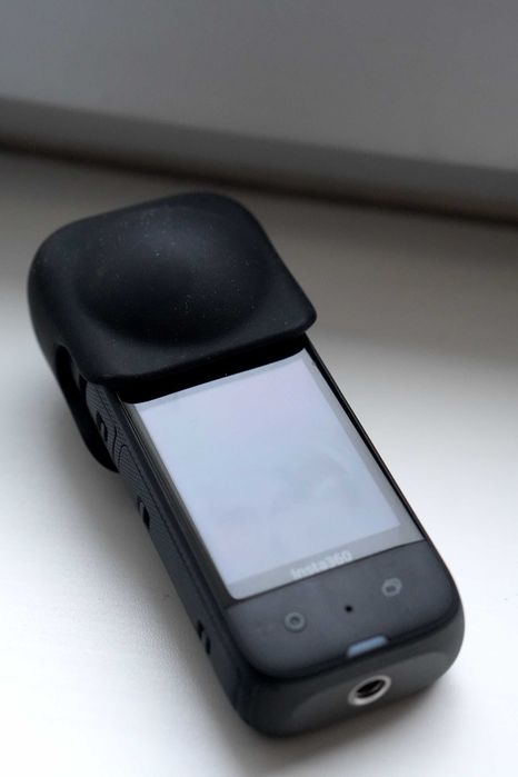 Экшен камера Insta360 X3 с дополнительными батарейками