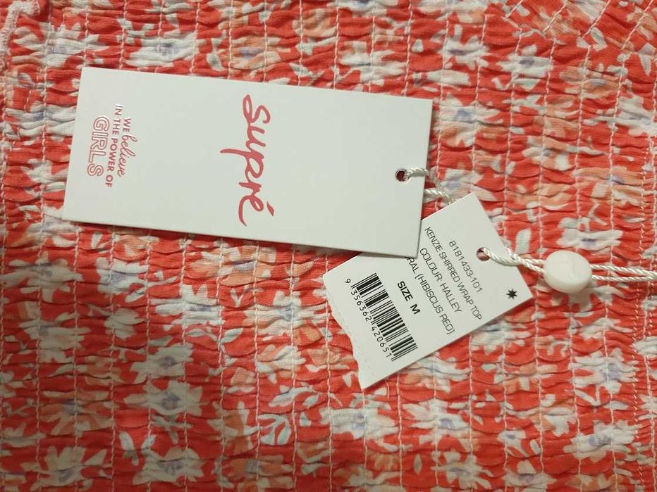 Top Supre,marimea M si L dar merg mai mic,noi cu eticheta