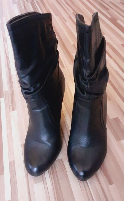 Продавам - Дамски черни боти - 35 номер