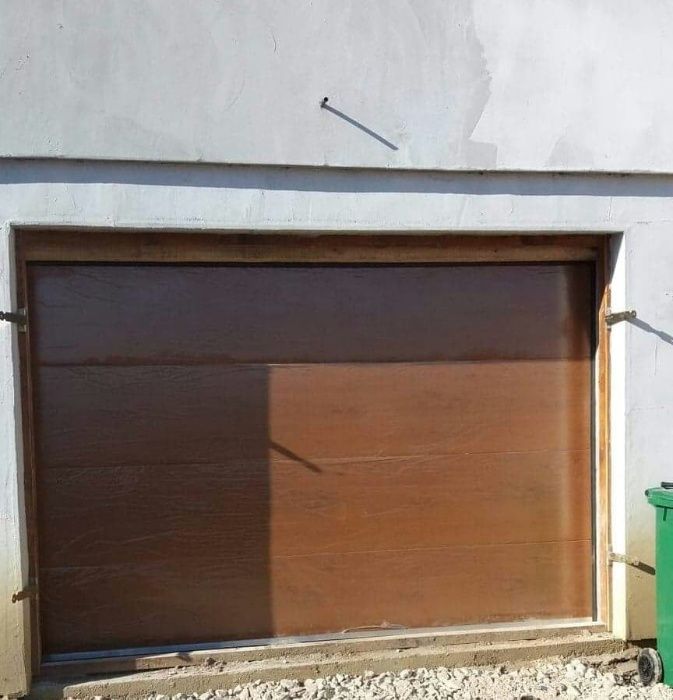 Usi de garaj cu hublouri  FABRICA