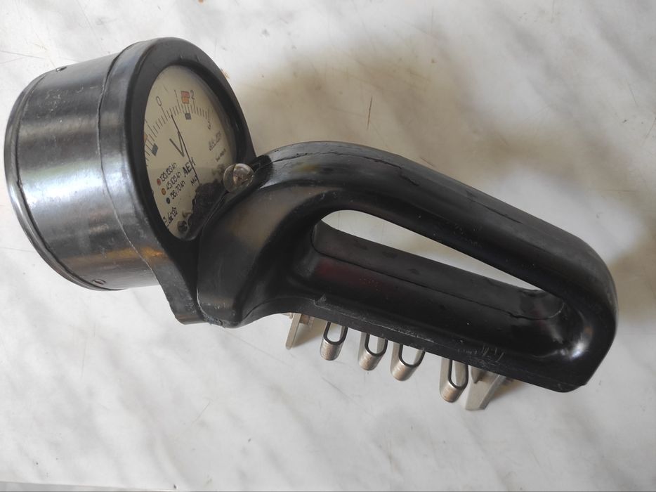 Voltmetru , furcă volt-ampermetrică din ebonită