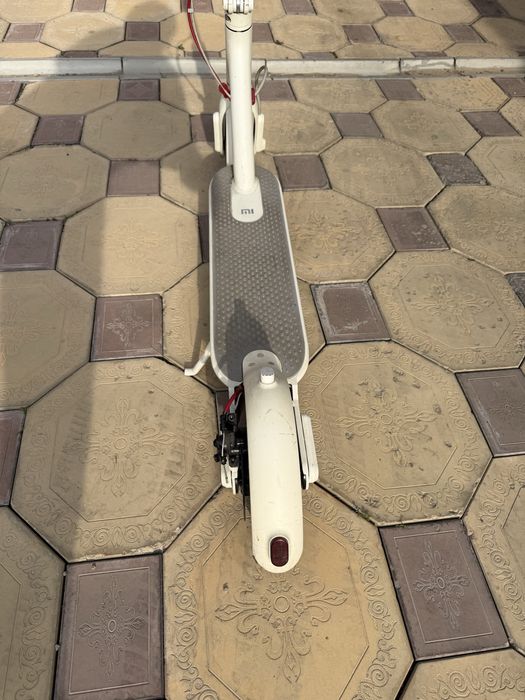 Срочно продам самокат xiaomi mi electric scooter m365