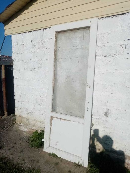 Продам пластиковую дверь
