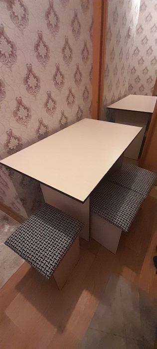 Кухонный стол и 4 табуретки