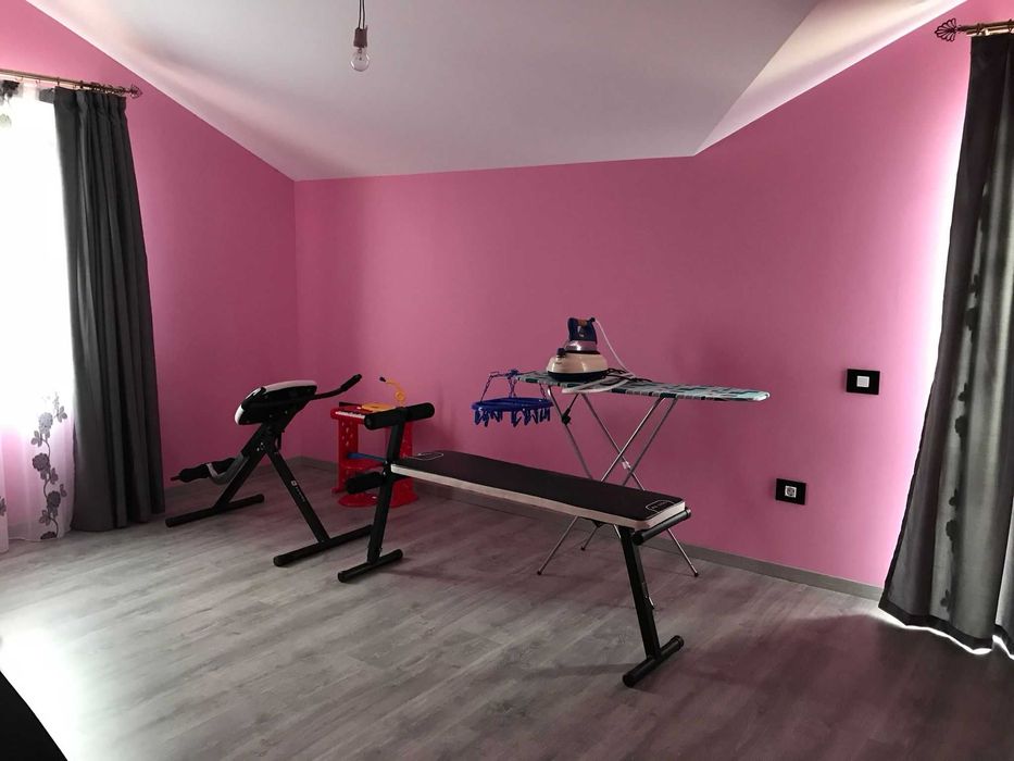 Casă familială de vânzare P+M în Sântandrei