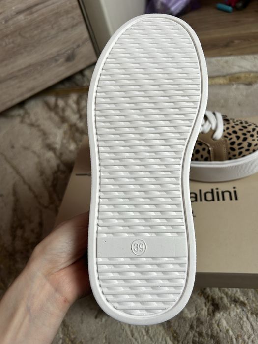 Женские кроссовки