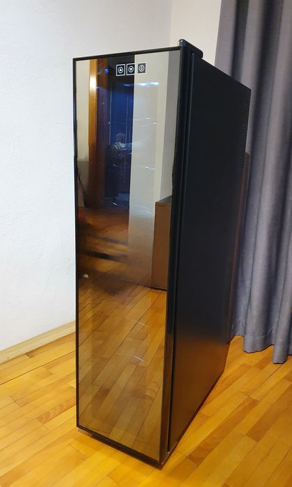 Frigider / vitrină de vinuri Amstyle, 18 sticle, 53 litrii