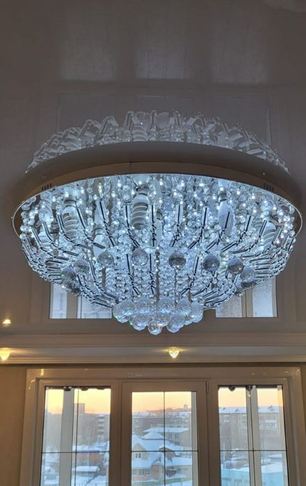 Люстра диаметр 80  и споты