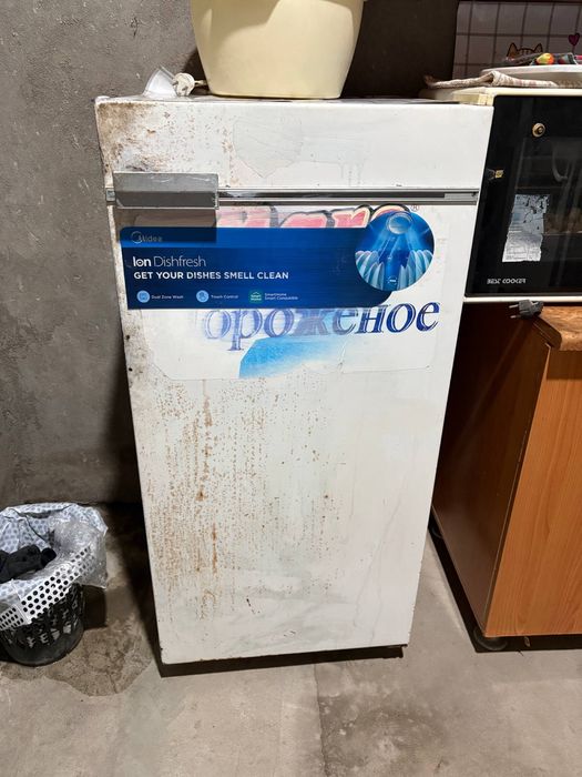 Холодильник СССР, ишлиди, ичида полка темирлари бор