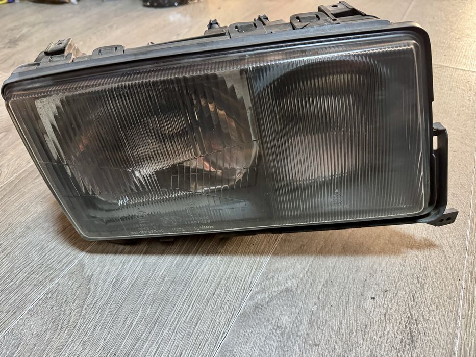 Far fata dreapta pe original mercedes w201 190