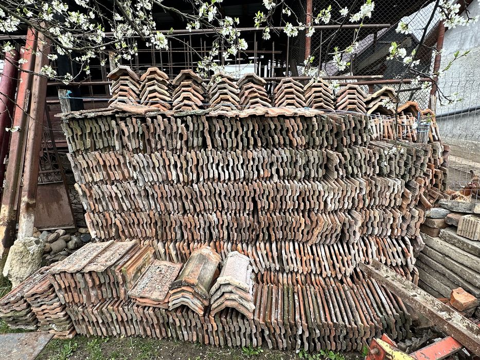 Vând țiglă ceramică + cupe coamă – aprox. 800 bucăți – stare bună