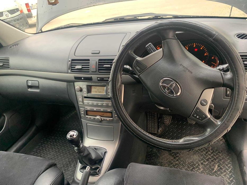 Toyota Avensis 2,2 D-cat На части