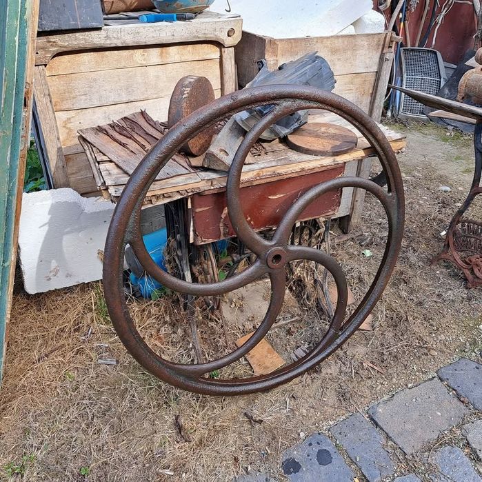 Roată veche din fontă