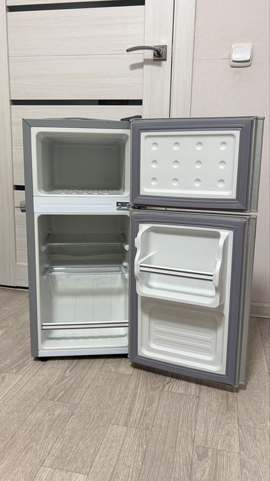 Маленький холодильник с морозильником(77*33)