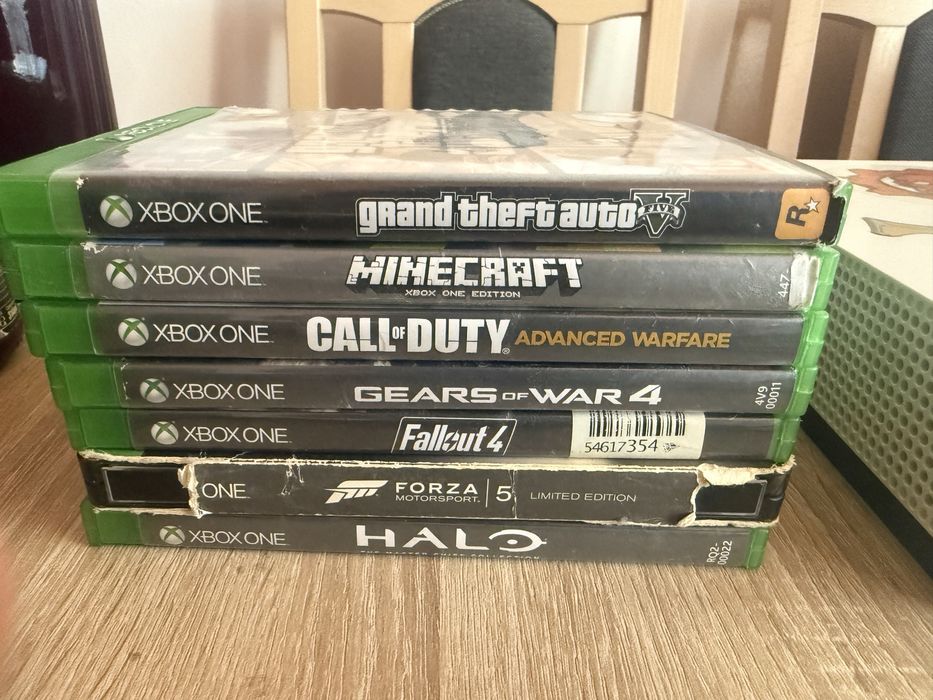 Vând Xbox One S 500GB,functioneaza foarte bine+7 jocuri și 3 controllere