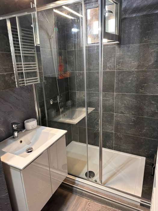 Ofer spre inchiriere apartament cu 3 camere,complet renovat,zona centrala