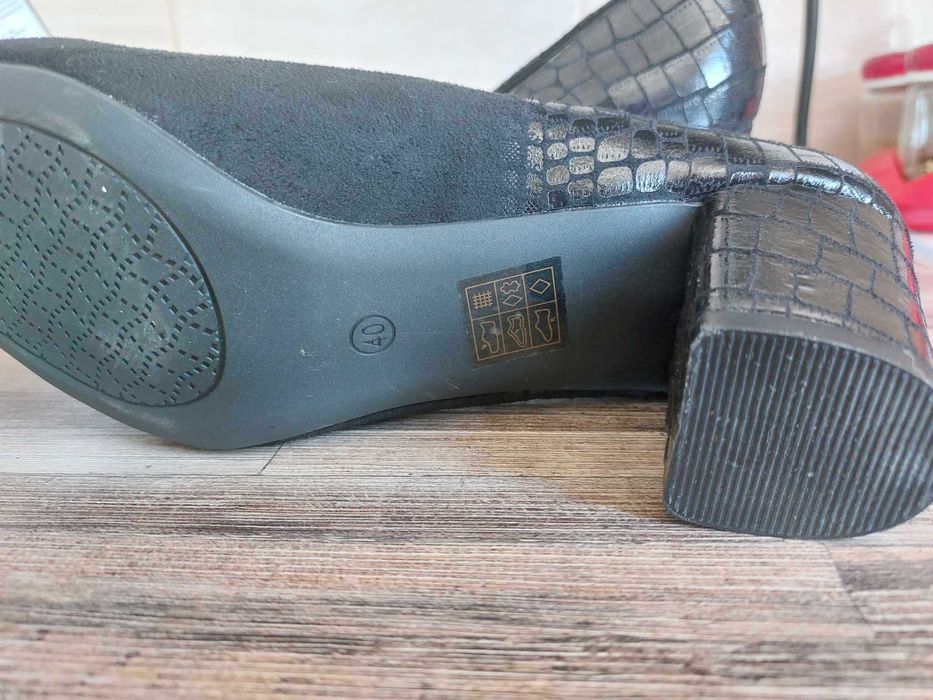 Нови елегантни обувки на дебел ток номер 40