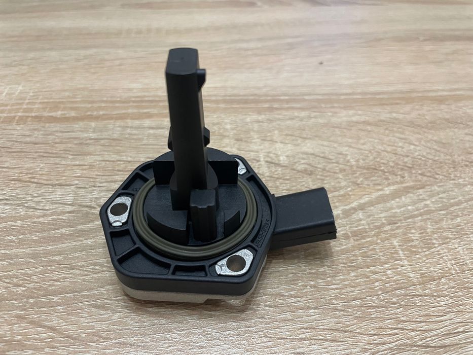 Датчик ниво масло Audi Volkswagen 1J0907660A 1J0907660B 6PR008079Hella