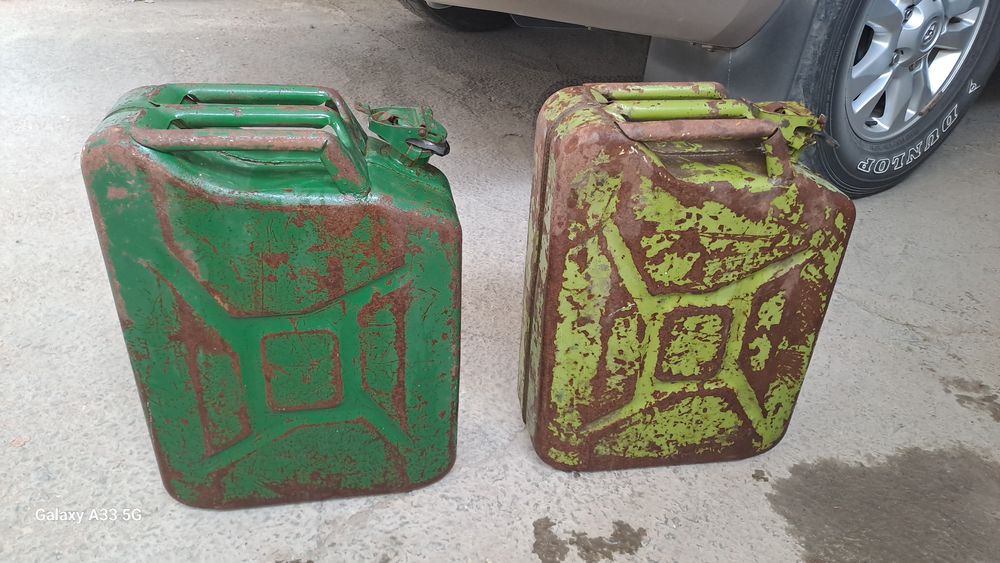 Продаётся две 20 литровые канистры б.у цена 100.000сум за 2 шт.