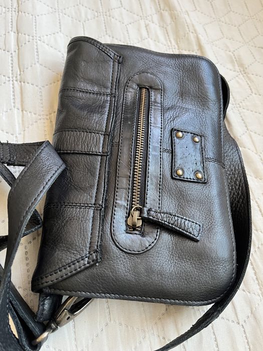 Малка черна, кожена чанта през рамо