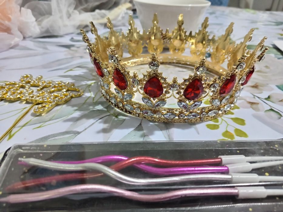 Продам карону для торта и топперр