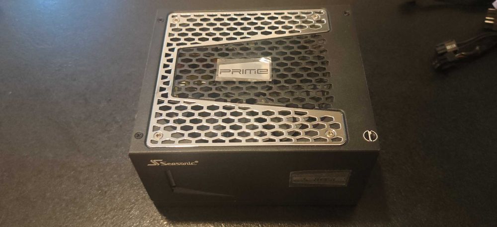 Продавам в перфектно състояние захранване 1300Watt Seasonic Prime GX1300 80+ Gold Full Modular
