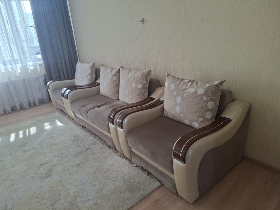 Диван,два кресла с подушками.