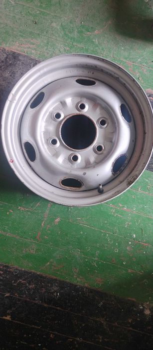 Един брой джанта 14 цола от мазда.