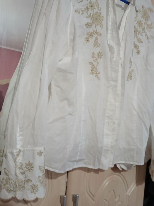 Costumat din în și bumbac cu broderie aurie