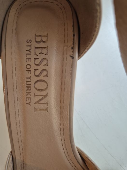 Продаю женские туфли