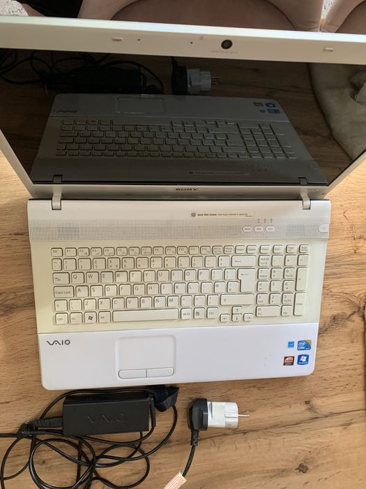 Лаптоп Sony VAIO VPCEC1M1E – Intel Core i3, 4 GB RAM + зарядно