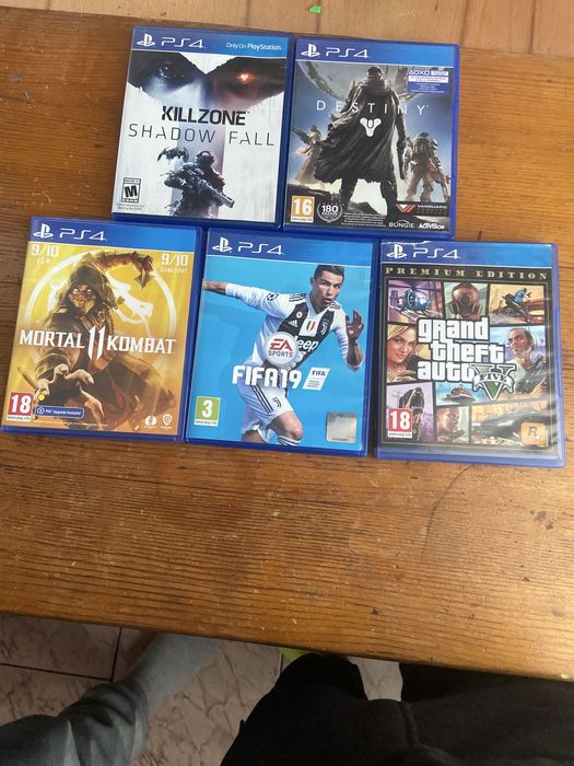 Плейстешън 4 с един джойстик