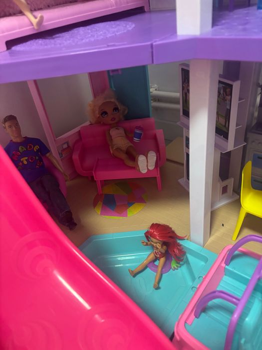 Căsuța BARBiE cu păpuși și accesorii