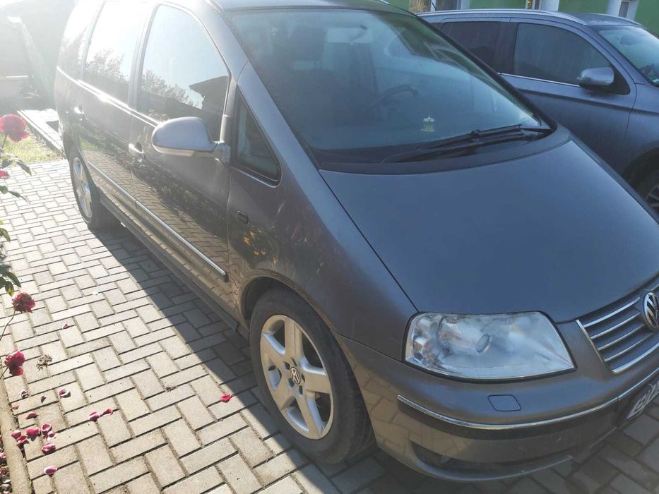 Autoturism ideal pentru drumuri lungi sau activități comerciale.