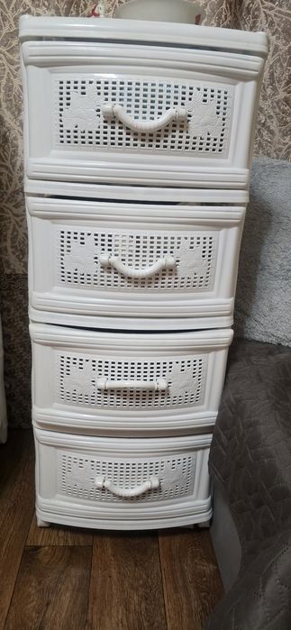 Шкафчик белый с четырьмя ящиками