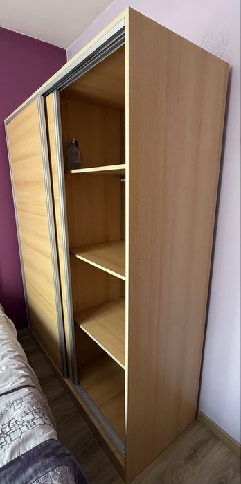 Масивен гардероб с плъзгащи врати