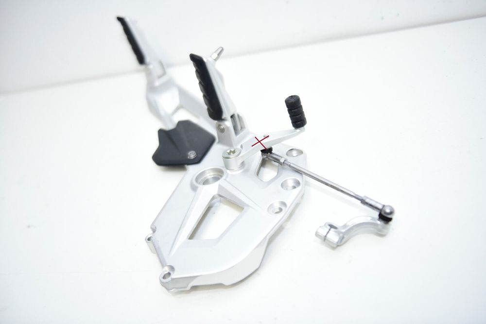 BMW K83 F900R Footrest Hanger stânga 46718404013 suport pentru