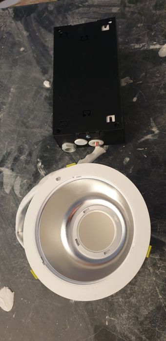 Vand spoturi cu acumulatori