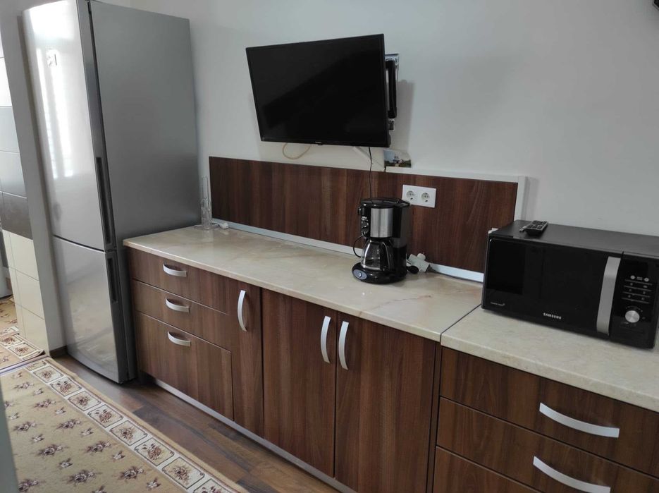 Închiriez apartament decomandat cu 3 camere.