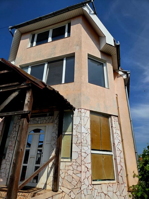 Vand casa cu etaj,zona rezidențială