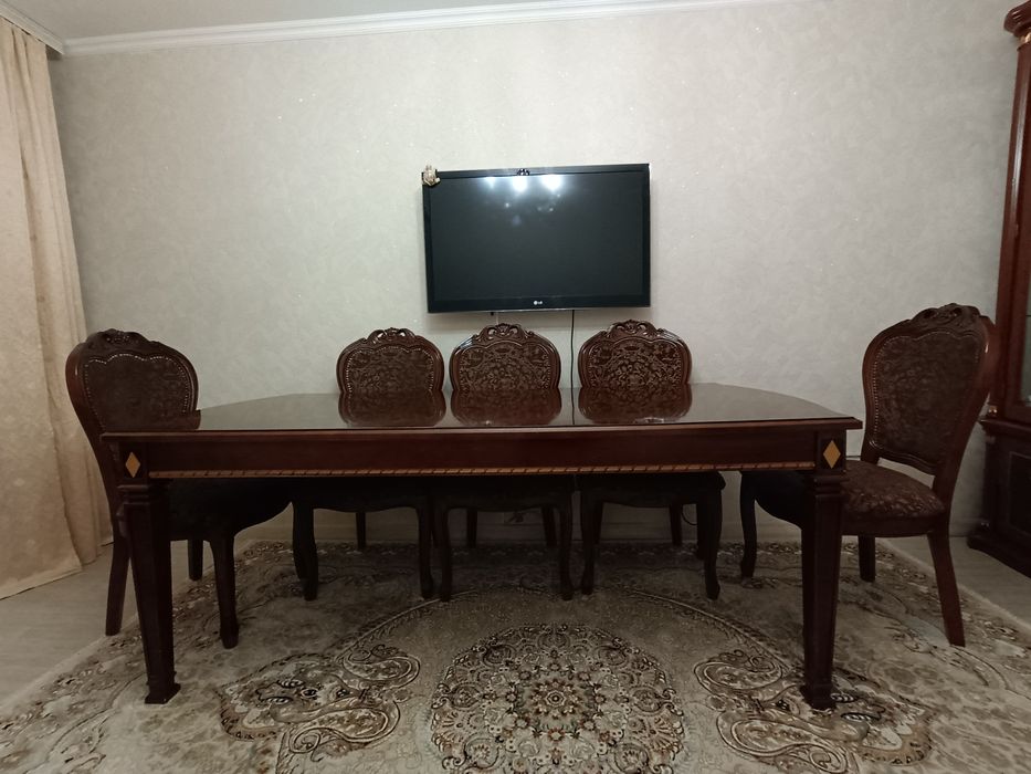 Продам стол,стулья и сервант