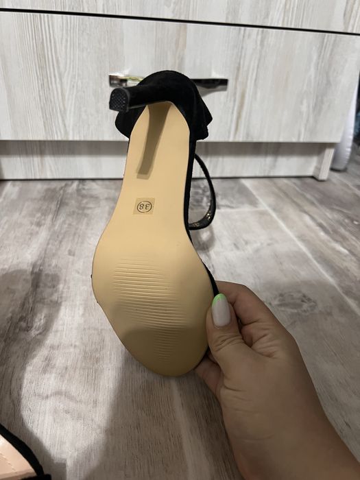 Босоножки на каблуках