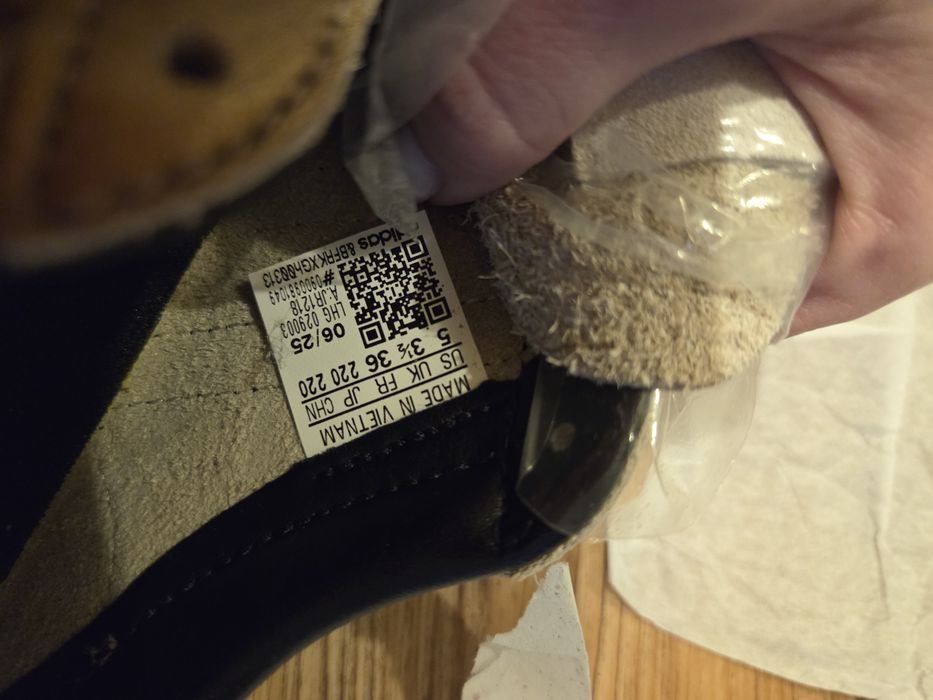 Продам кроссовки adidas jr1218