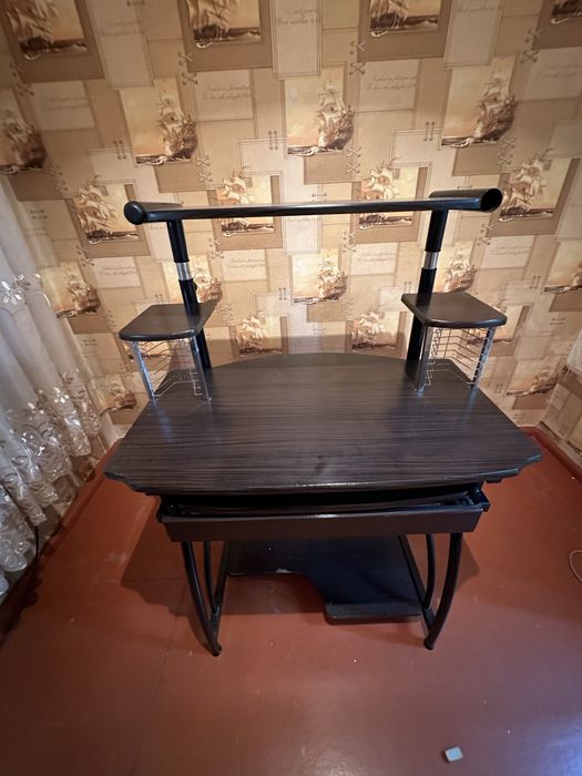 Компьтерный стол в хорошем состояний